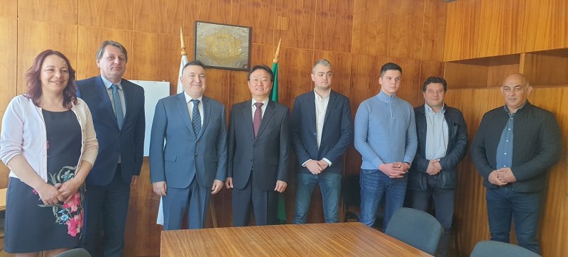 Посланикът на Корея гостува в Карлово