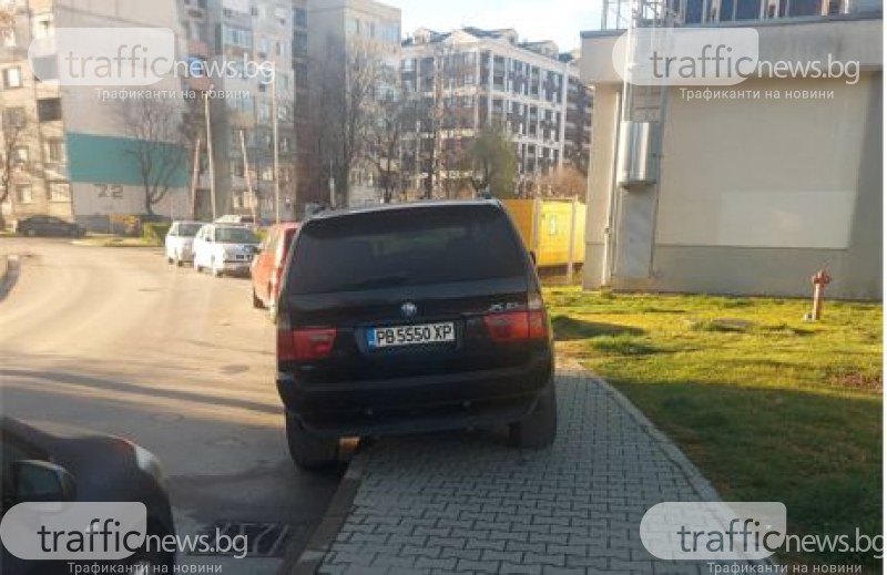 Пловдивчанин покачи возилото си на тротоар, пешеходците заобикалят през платното