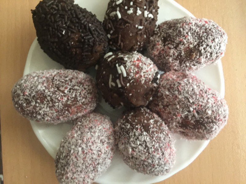 Шоколадово-бисквитени яйчица - идеални сладки за Великден