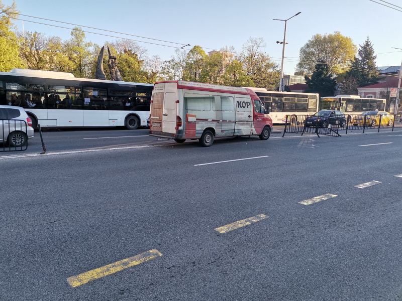 Катстрофа в Пловдив, бус се вряза в метални ограждения в центъра