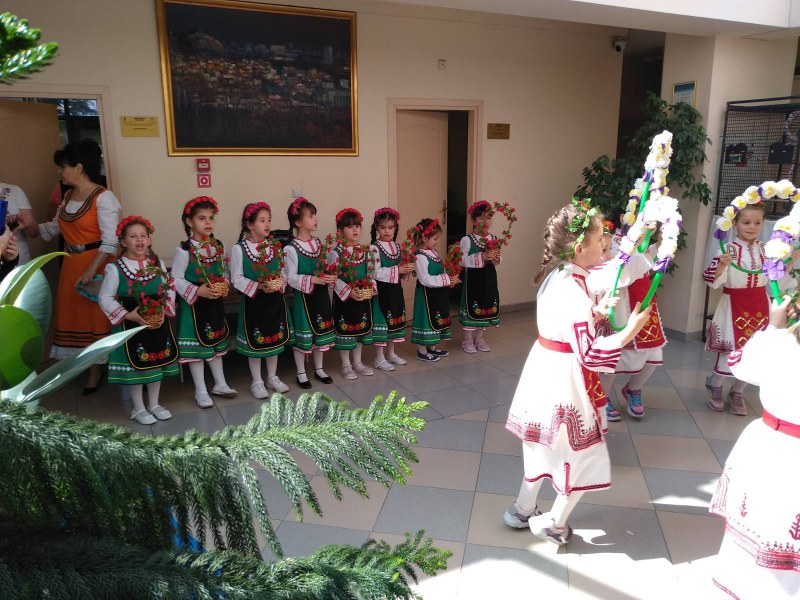 Малки лазарки пяха и танцуваха в Пловдив