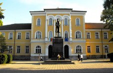 na-tozi-den-polagat-se-osnovite-896.jpg