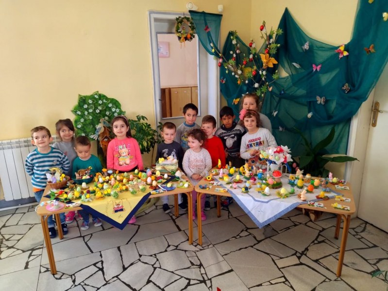 Благотворителен базар в Хисаря навръх Великден, деца изработиха сувенири