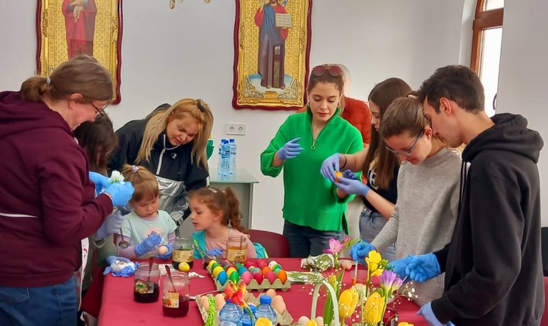 Деца боядисаха яйца в пловдивски храм, ще зарадват малчугани с диабет