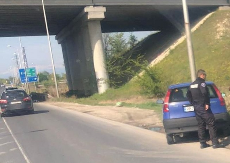 Кола нацели стъб на един от изходите на Пловдив