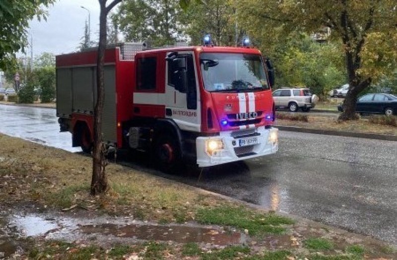 Пожар пламна в жилище в Пловдив, жени са обгазени