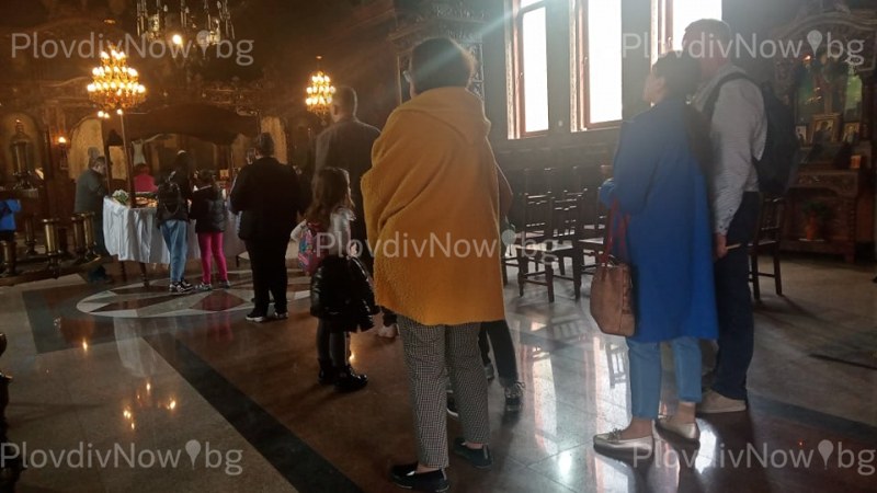 Пловдивчани чакат търпеливо цял ден днес, за да минат под плащаницата