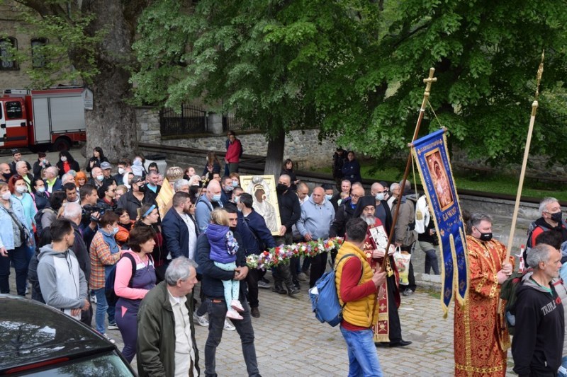 Стотици вярващи тръгнаха на шествие с чудотворната икона на Бачковския манастир