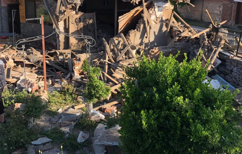 Търсят спешна помощ за къщата в Брестовица, срутена от гръмнал бойлер