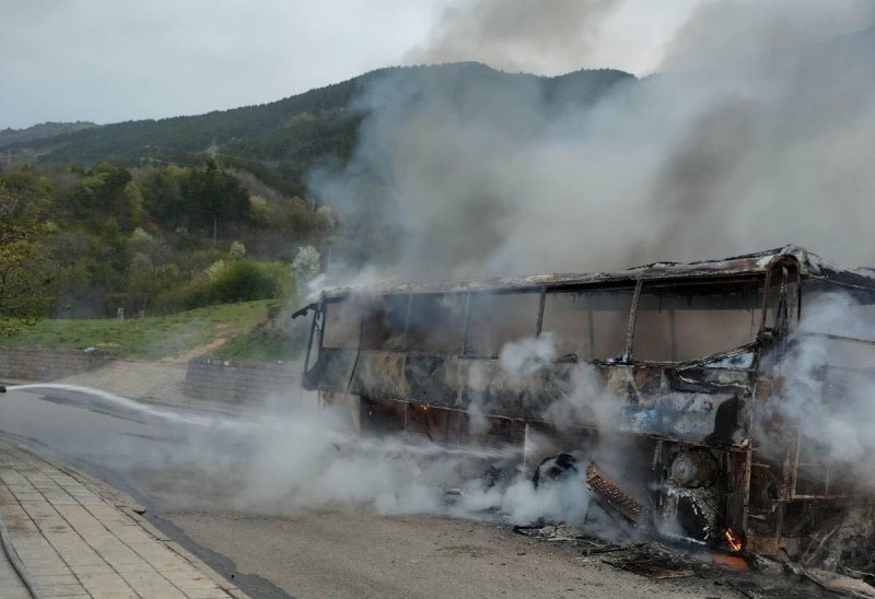 Автобус изгоря в Карловско