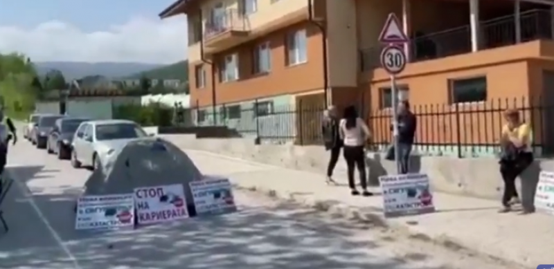 Протестиращите от Белащица опънаха денонощен палатков лагер