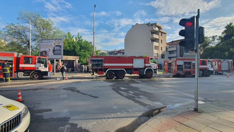 Пожар в заведение в Пловдив, пристигнаха 4 екипа огнеборци