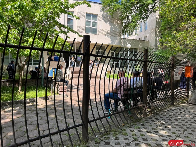 Пловдивчани чакаха с часове пред паспортна служба в Пловдив