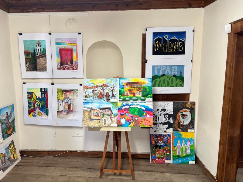 Талантите на “Св. св. Кирил и Методий“ подредиха изложбата за 50-годишнината на училището