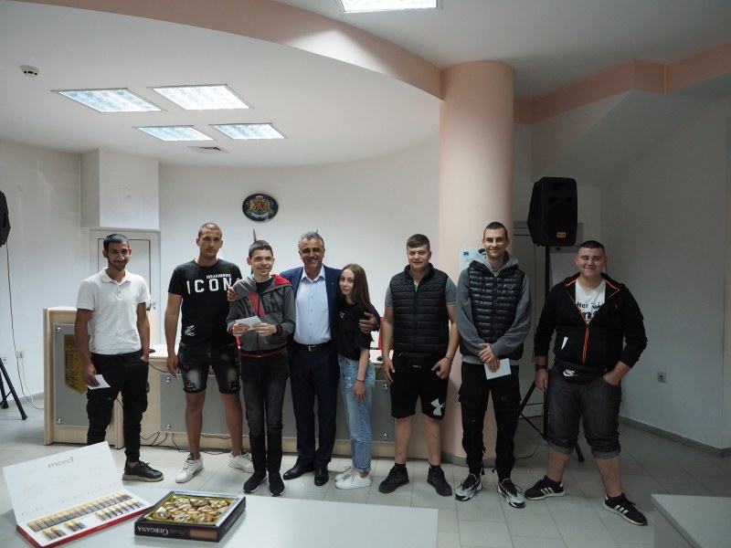Община „Марица“ зарадва с традиционна парична помощ абитуриенти сираци