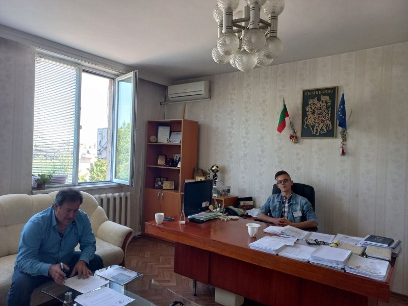Ученици влязоха в ролите на общински служители в Съединение Ученици влязоха в ролите на общински служители в Съединение