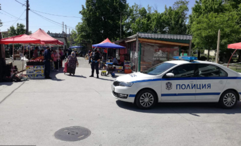 Полицаи иззеха дрехи ментета в Първомай, има задържан