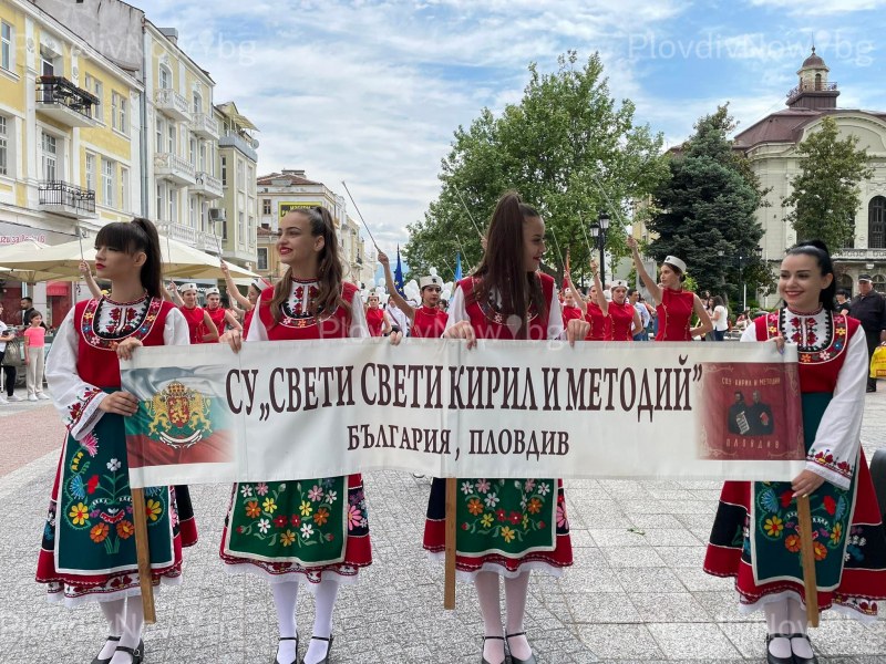 Девойки с народни носии поведоха шествието за 50 години СУ „Св. св. Кирил и Методий“