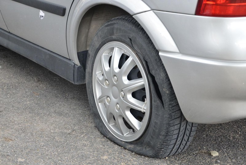 Асеновградчанин спука гумите на 9 чужди коли, хванаха го