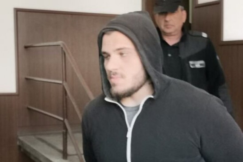 Любомир, обвинен за убийството в Бегово, дойде с белезници в съда