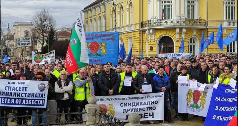 Полицаи и надзирателите от затворите отново готвят протест