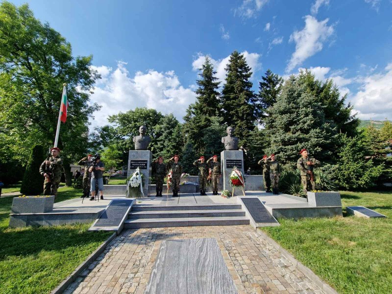 Военни и цивилни почетоха паметта на ген. Владимир Вазов в Сопот