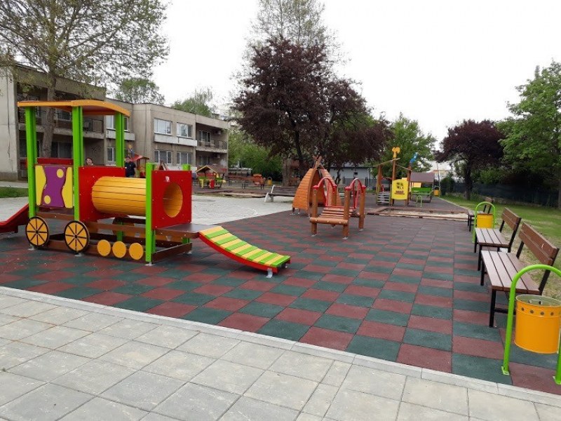 Преобразяват площадките за игра пред 10 забавачки в община Родопи
