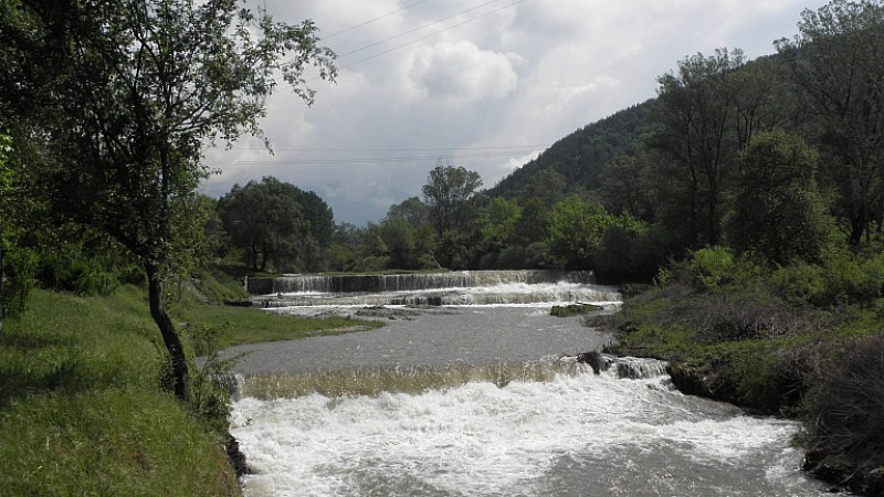 Забраняват плуването във Въча и Стара река