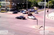 Катастрофа в Пловдив! Пасат удари Тесла на кръстовище