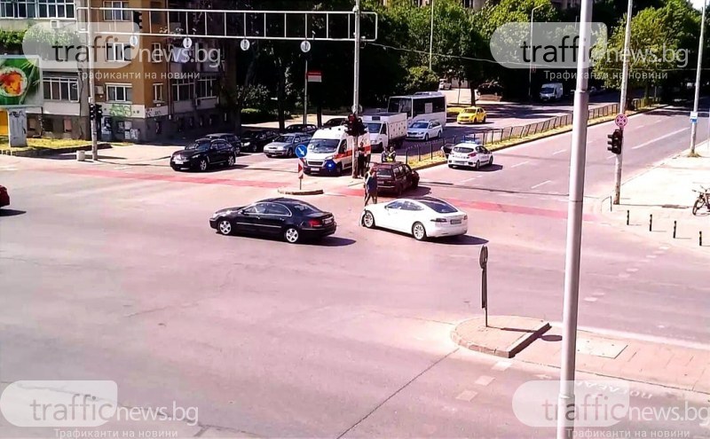 Катастрофа в Пловдив! Пасат удари Тесла на кръстовище