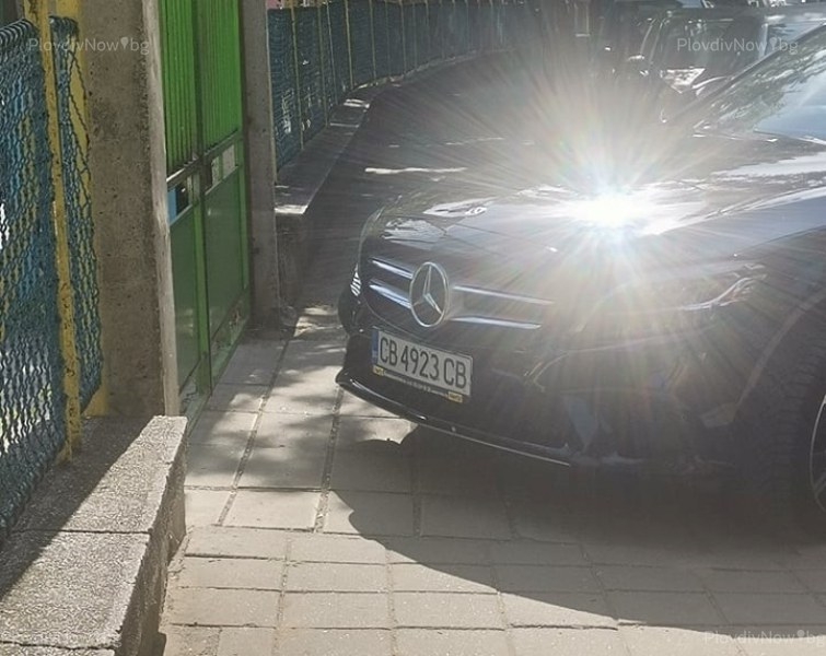 Наглост! Луксозен автомобил превзе тротоар пред детска градина в Пловдив