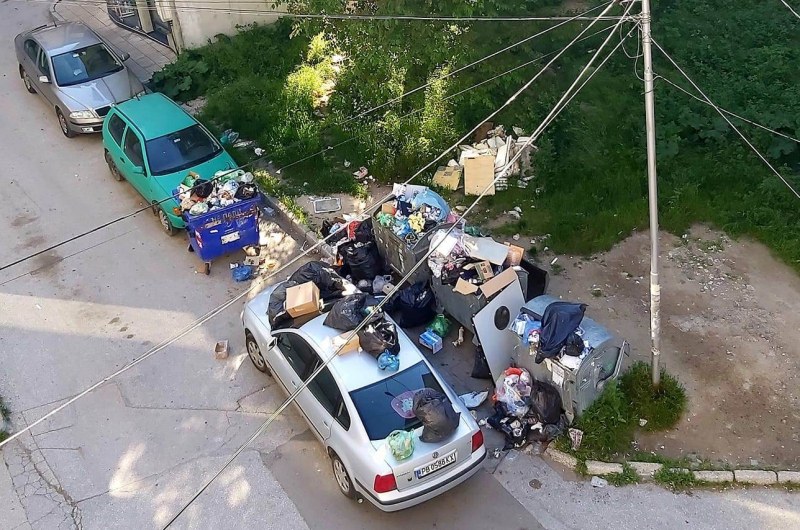 “Наказаха“ кола, паркирана до контейнери за смет в Карлово