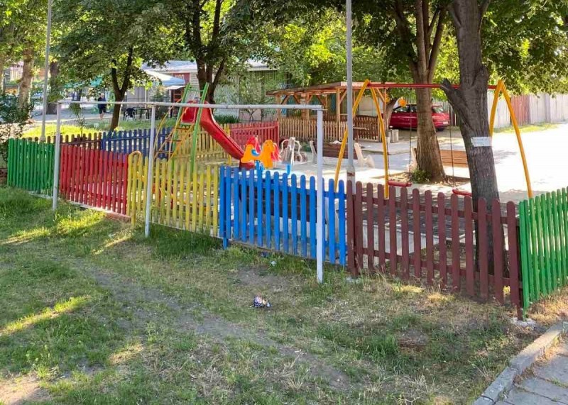 Удължават оградата в парк в Стамболийски, за да предпазят децата