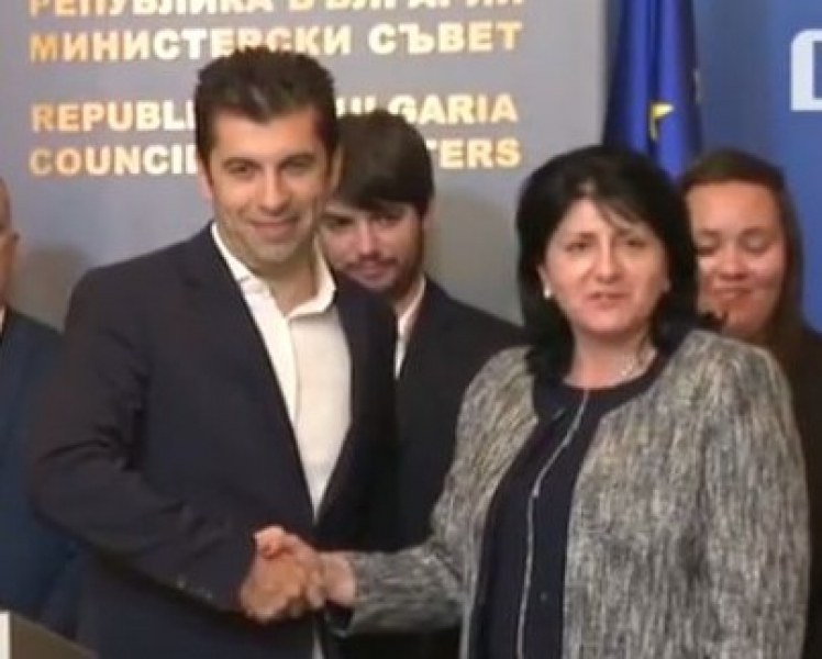 Властта и превозвачите символично си стиснаха ръцете, протестът обаче остава