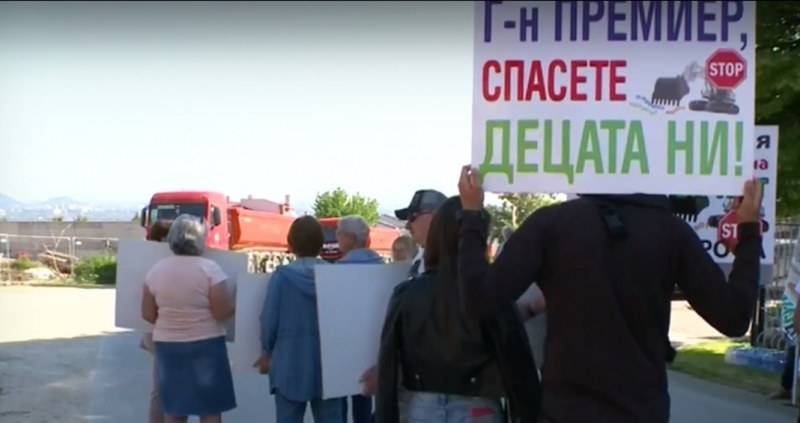 Жители обявиха едноседмичен протест и блокираха пътя край Белащица