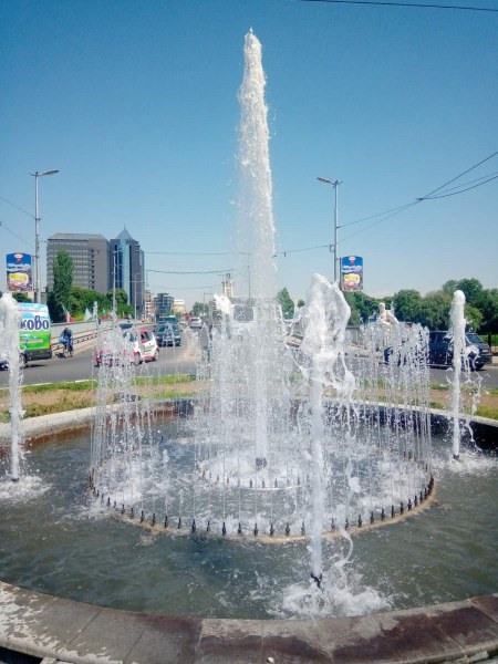 Фонтанът до Водната палата вече работи, садят и цветя около него