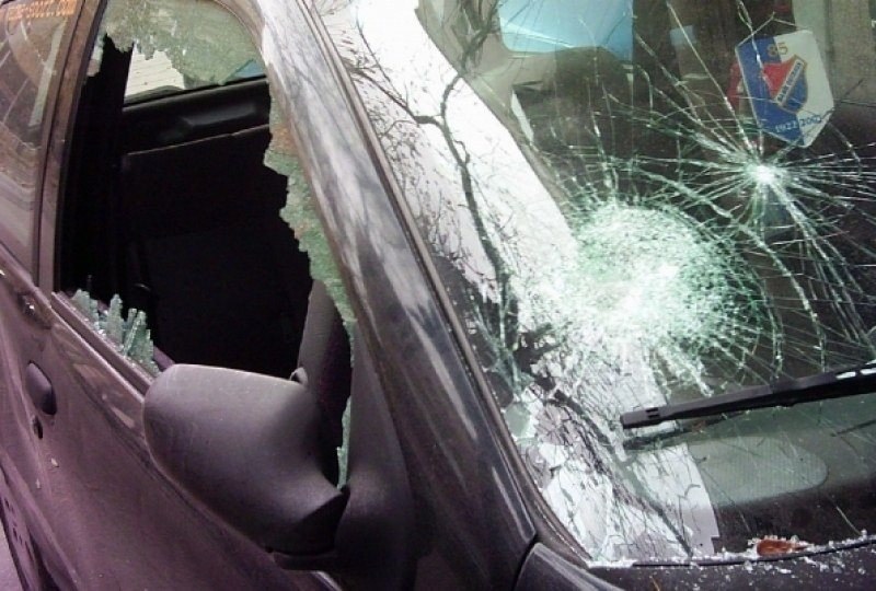 Кола осъмна със счупени стъкла в Първомай, в Кричим - камиони със спукани гуми