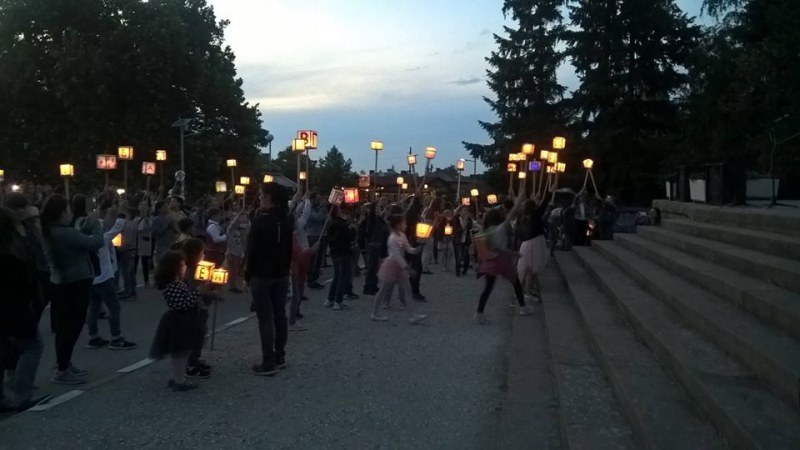 Перущинци палят заедно фенерчета за 24 май