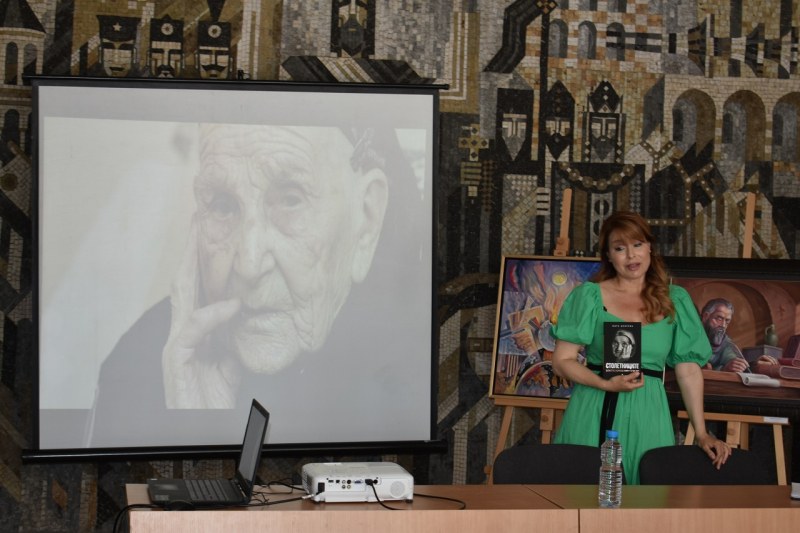 Журналист представи в Асеновград книгата си за столетниците на България