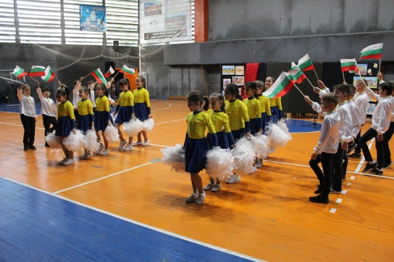 Пловдивско училище отбеляза 60 години с прекрасен концерт