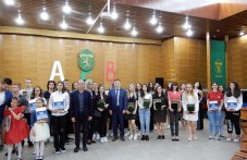 Наградиха отличници и изявени деца в Карлово nagradiha-otlichnitsi-i-iziaveni-detsa-676.jpg