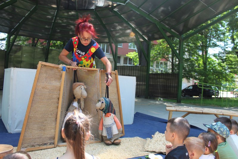 Куклен театър в парка “Рибница“ очарова малки и големи