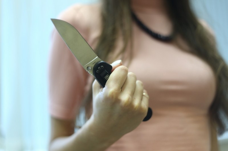 Жена намушка с нож приятеля си след скандал в Първомай