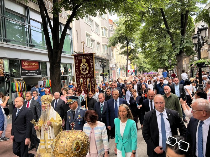 Празничното шествие мина по Главната, водено от Митрополит Николай