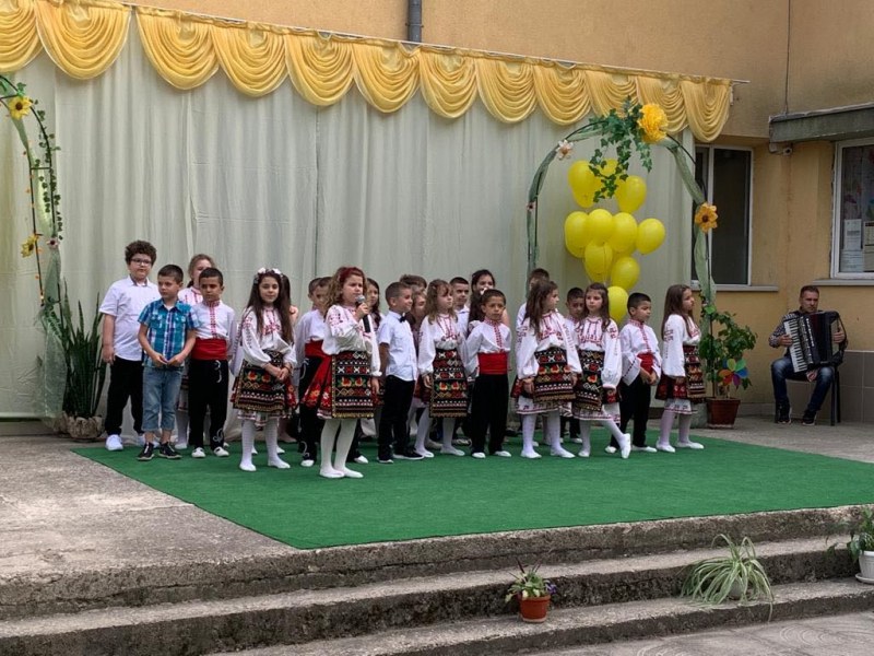 Детска градина в “Западен“ изпрати бъдещите първокласници с голям концерт