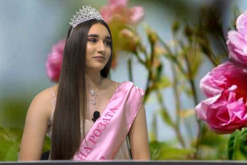 Миглена - новата Царица на розата, пожела да са благословени земята и хората в Карлово
