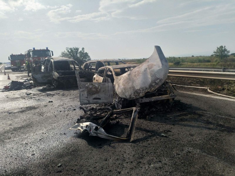 Унищожени са колите, които горяха на магистралата край Пловдив