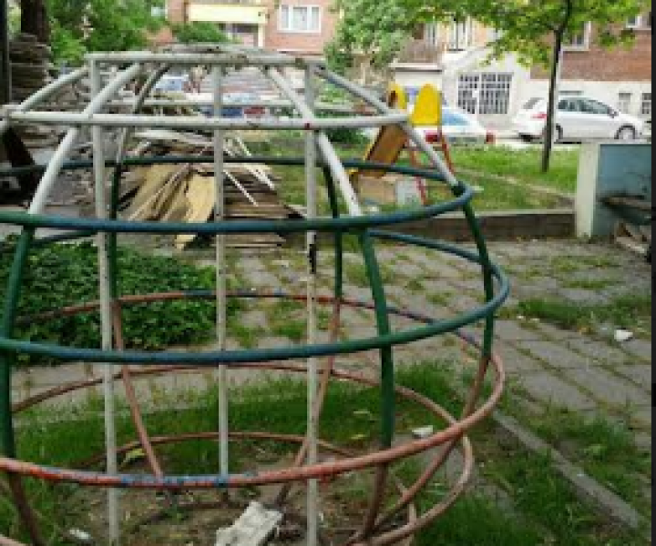 Хванаха в крачка мъж, хвърлял строителни отпадъци на детска площадка