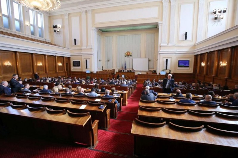 Дават болнични на родители на деца до 12 години, върнати от училище и поставени под карантина