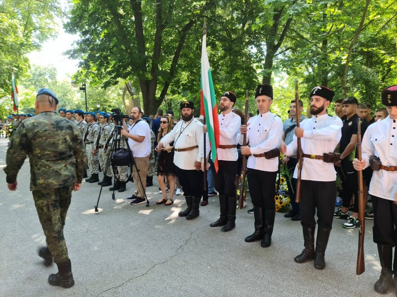 Стотици пловдивчани почетоха подвига на Ботев и на всички загинали за свободата ни